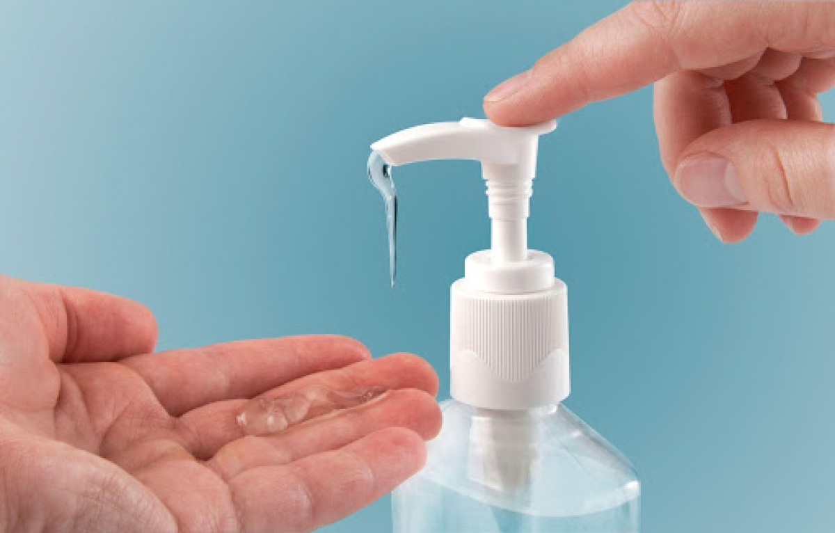 Người cao tuổi thường xuyên rửa tay với xà phòng để giảm nguy cơ lây nhiễm vi rút