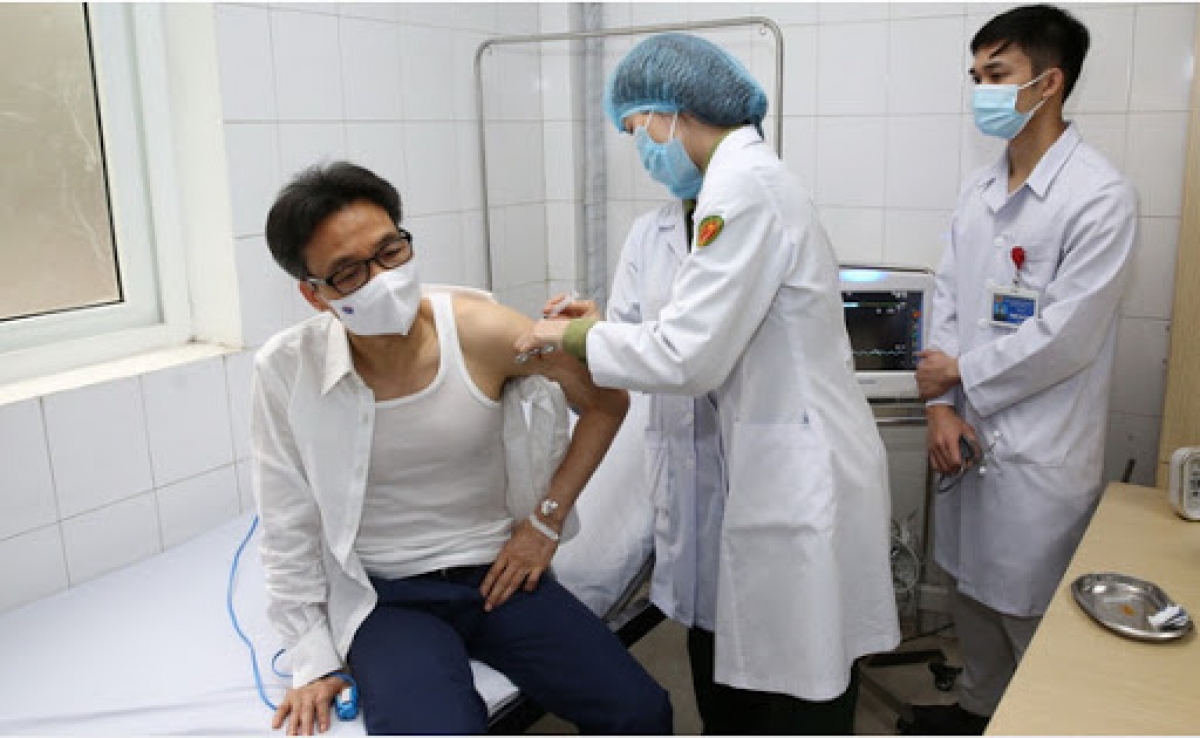 Phó Thủ tướng Vũ Đức Đam tiêm thử nghiệm vắc xin Nanocovax