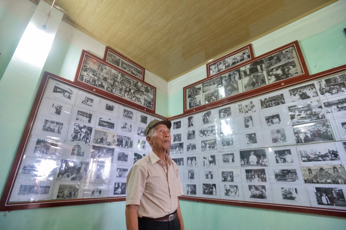 Lão nông 85 tuổi - Trần Văn Cao dày công lưu giữ hàng trăm bức ảnh về Chủ tịch Hồ Chí Minh
