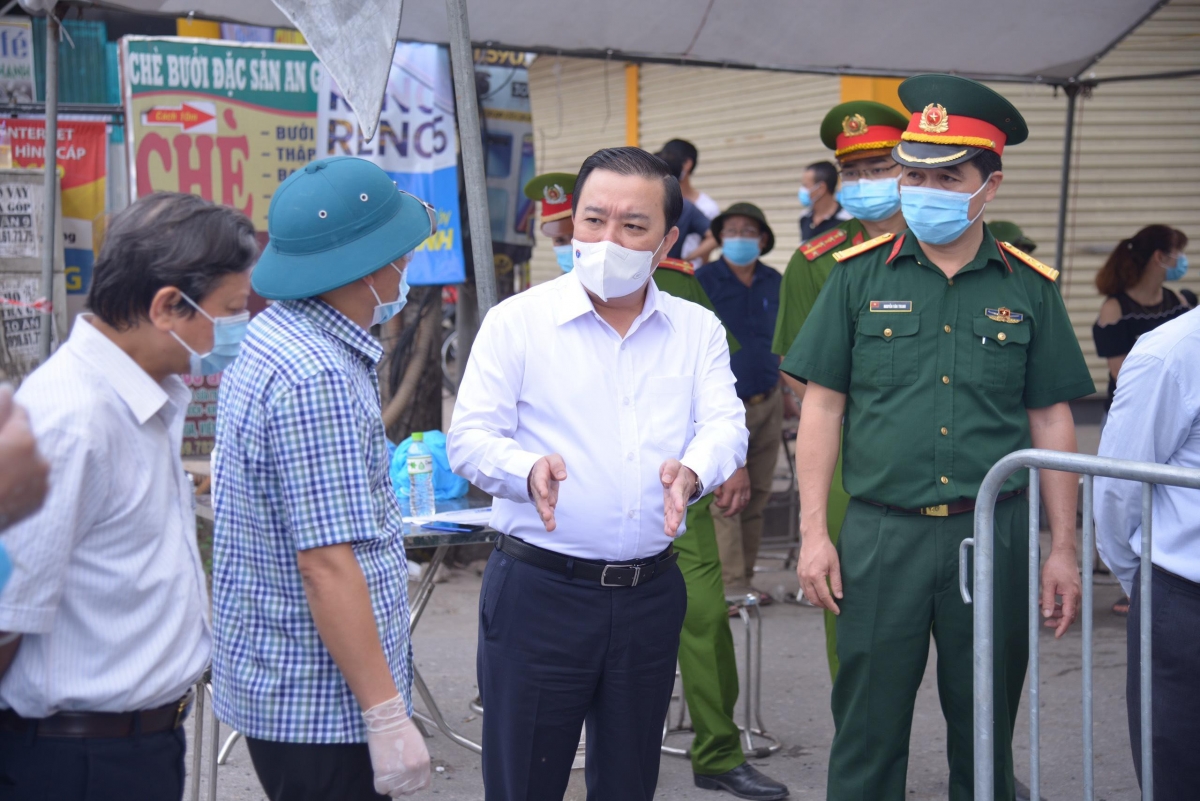  Ông Chử Xuân Dũng - Phó Chủ tịch UBND TP Hà Nội
  kiểm tra công tác phong tỏa tại xã Tô Hiệu, huyện Thường Tín, Hà Nội.