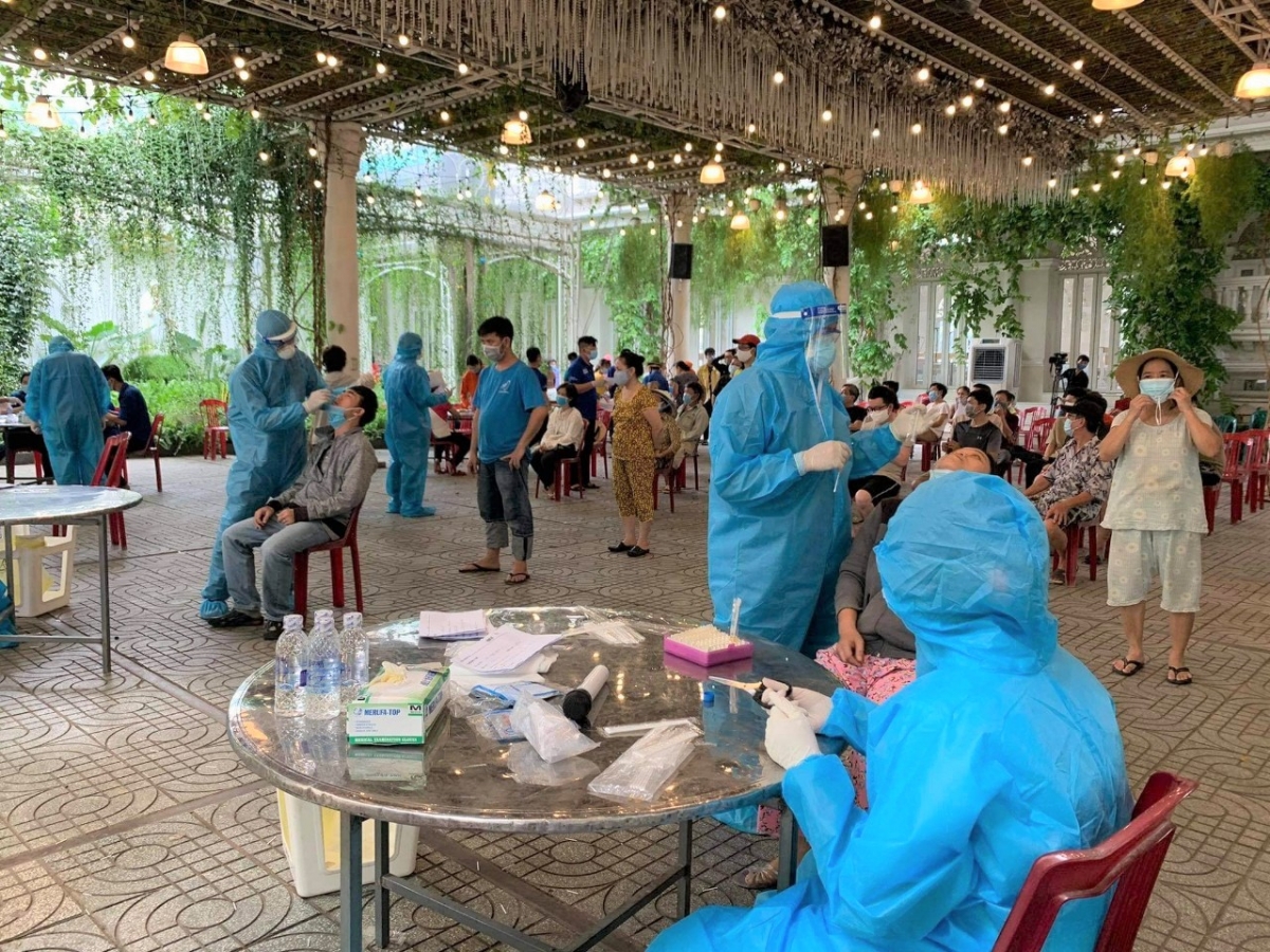 Nhân viên y tế lấy mẫu xét nghiệm cho người dân quận Gò Vấp
