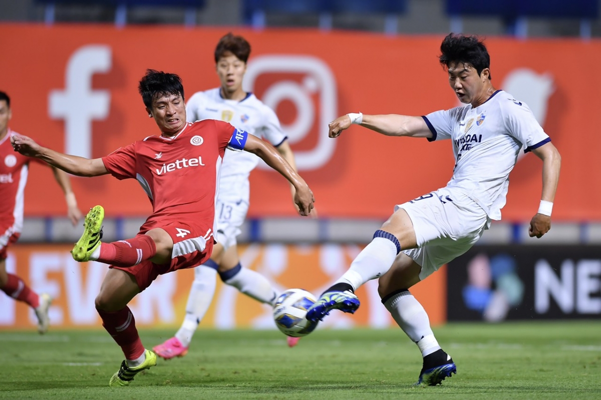 Đội trưởng Bùi Tiến Dũng trong 1 pha tranh bóng với cầu thủ Ulsan Hyundai