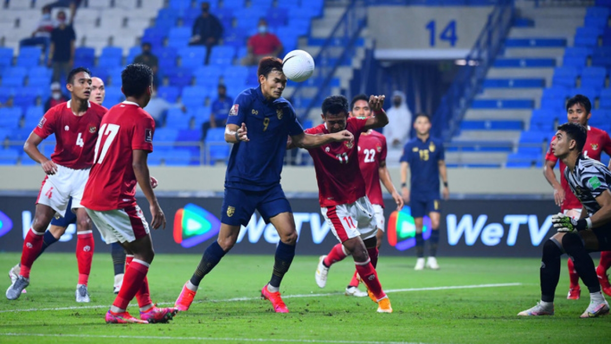 Liên tục vươn lên dân trước nhưng tuyển Thái Lan (áo xanh) hòa 2-2 với Indonesia