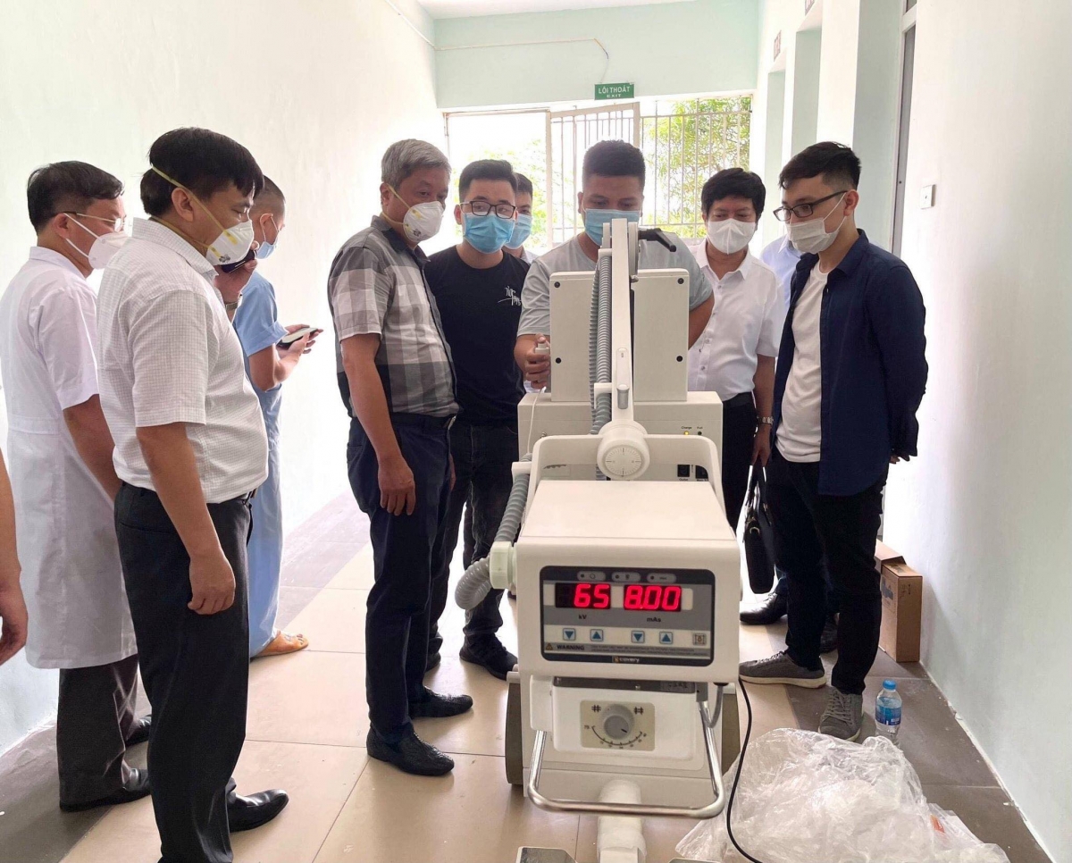 Thứ trưởng Nguyễn Trường Sơn kiểm tra trang thiết bị máy móc mới tại Trung tâm hồi sức tích cực.