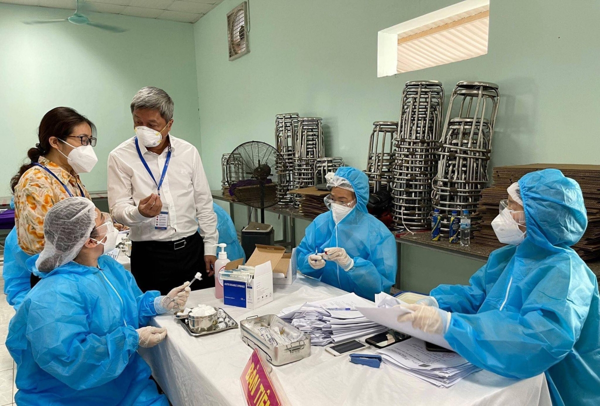 Thứ trưởng Nguyễn Trường Sơn kiểm tra công tác tiêm vắc xin cho công nhân tại huyện Tân Yên