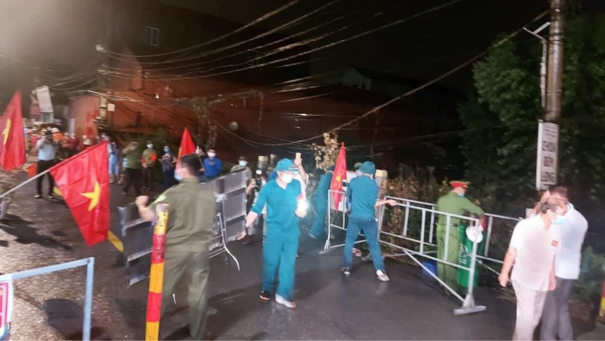 Thời khắc dỡ bỏ phong tỏa tại thôn Đa Tiện, xã Xuân Lâm