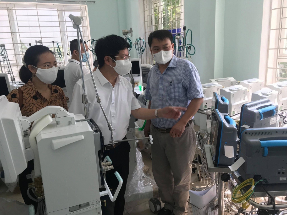 Ông Nguyễn Trọng Khoa và đội ngũ y bác sĩ kiểm tra kho thiết bị
