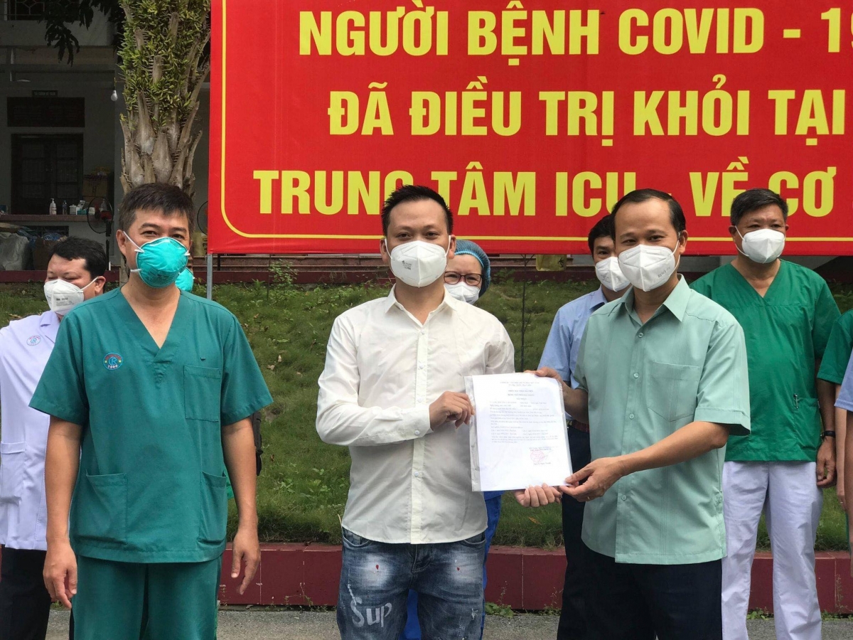 BS Trần Thanh Linh và ông Mai Sơn - PCT tỉnh Bắc Giang trao công bố khỏi bệnh cho bệnh nhân N.V.G