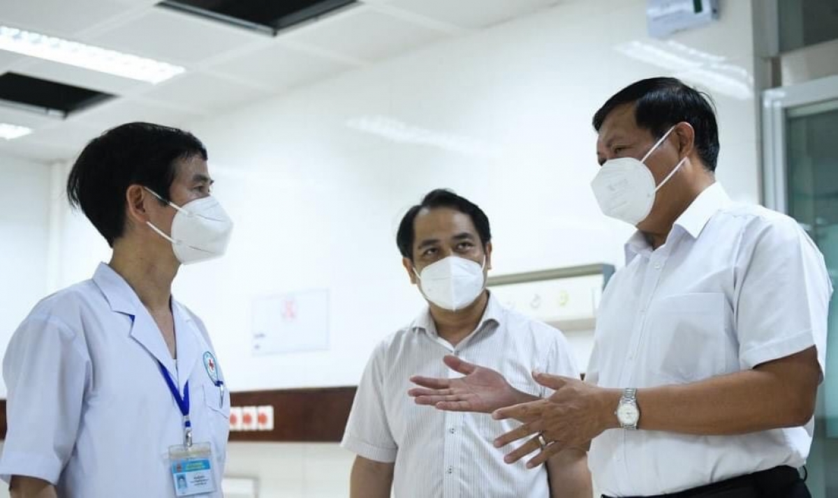 Thứ trưởng Bộ Y tế Đỗ Xuân Tuyên (phải), Trưởng Bộ phận Thường trực đặc biệt hỗ trợ Bắc Ninh phòng chống COVID-19 trao đổi với cán bộ y tế Bắc Ninh