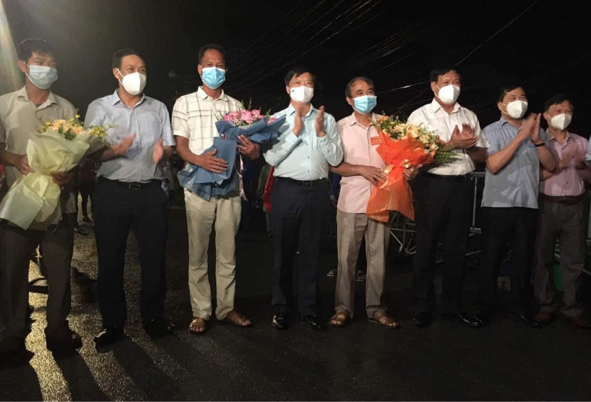 Thứ trưởng Bộ Y tế Đỗ Xuân Tuyên và Phó chủ tịch UBND tỉnh Bắc Ninh Đào Quang Khải tặng hoa cho đại diện chính quyền xã Xuân Lâm