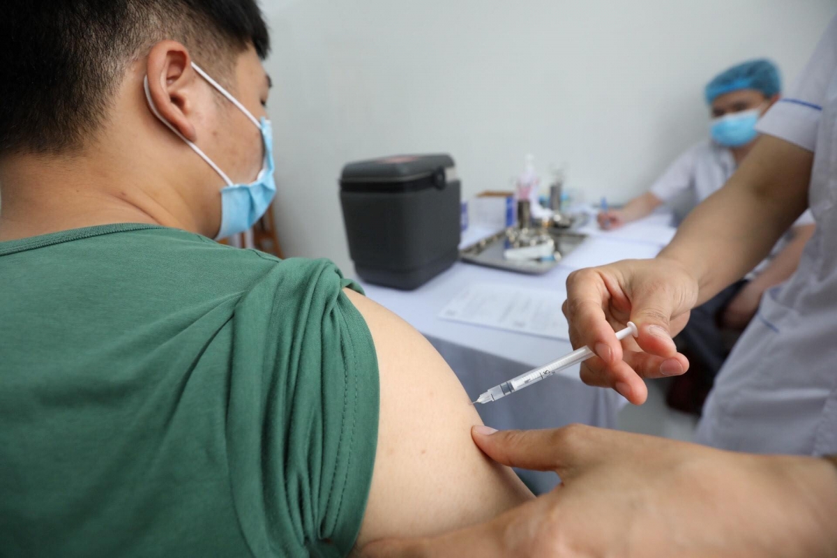 Tiêm thử nghiệm lâm sàng giai đoạn 3 vắc xin Covid-19 Nano Covax cho tình nguyện viên