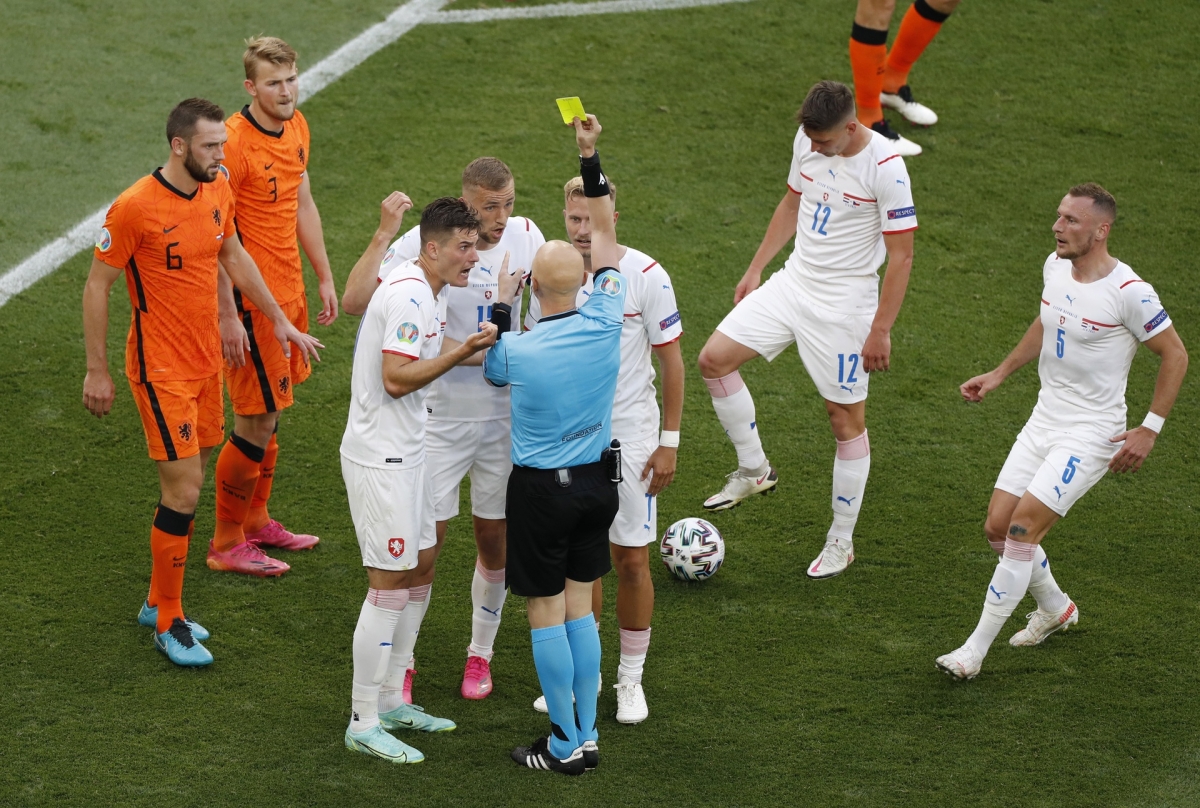 Matthijs de Ligt của Hà Lan nhận tấm thẻ đỏ trực tiếp vì lỗi dùng tay chơi bóng. (ảnh Internet)