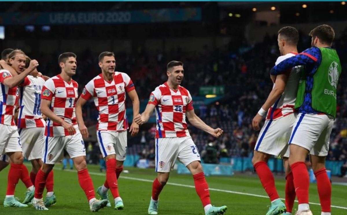 Các cầu thủ Croatia ăn mừng chiến thắng cùng tấm vé đi tiếp