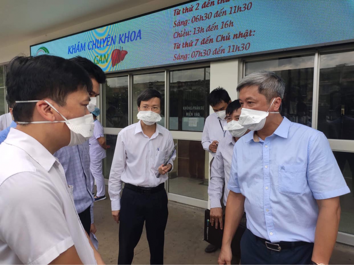 Thứ trưởng Nguyễn Trường Sơn và đoàn Bộ Y tế làm việc với lãnh đạo BV Bệnh Nhiệt đới TP Hồ Chí Minh