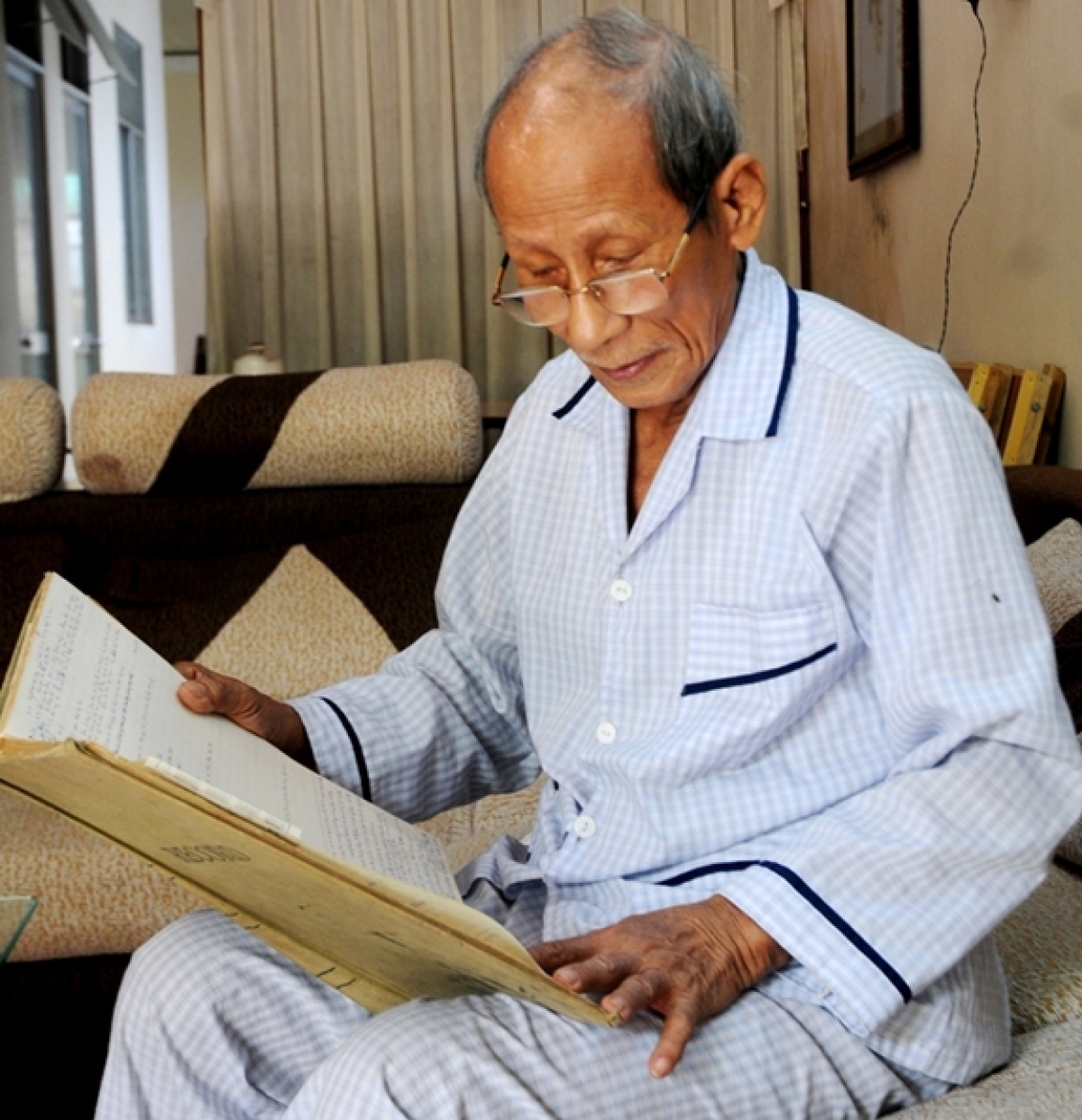 Cựu chiến binh Huỳnh Phương Bá bên những tài liệu bằng chữ Hán về chủ quyền biển, đảo Việt Nam