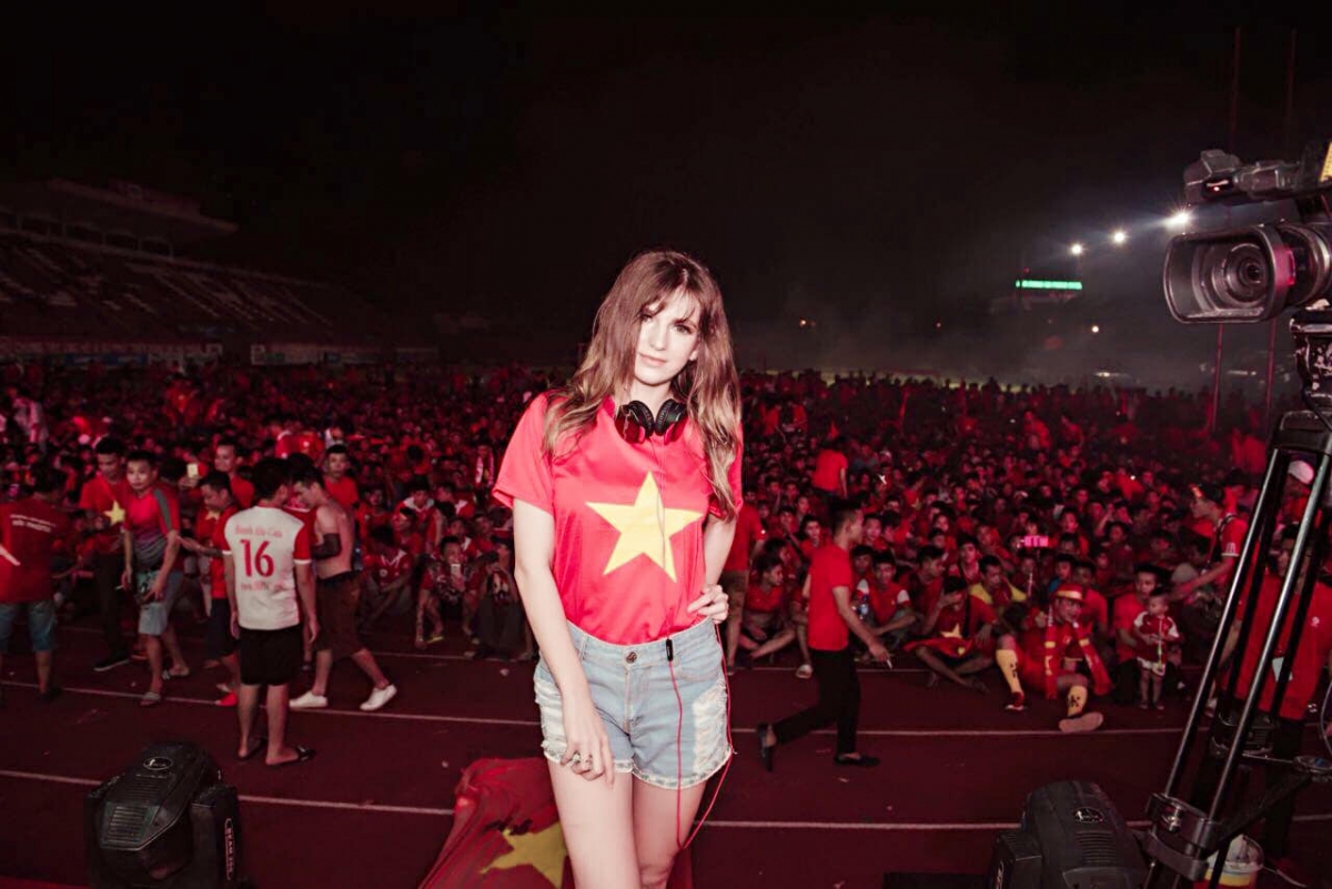 Alexa cũng rất thích không khí cổ vũ bóng đá ở Việt Nam. Cô từng chơi nhạc trong một sự kiện ở sân Lạch Tray, Hải Phòng nhân trận đấu của đội tuyển Việt Nam