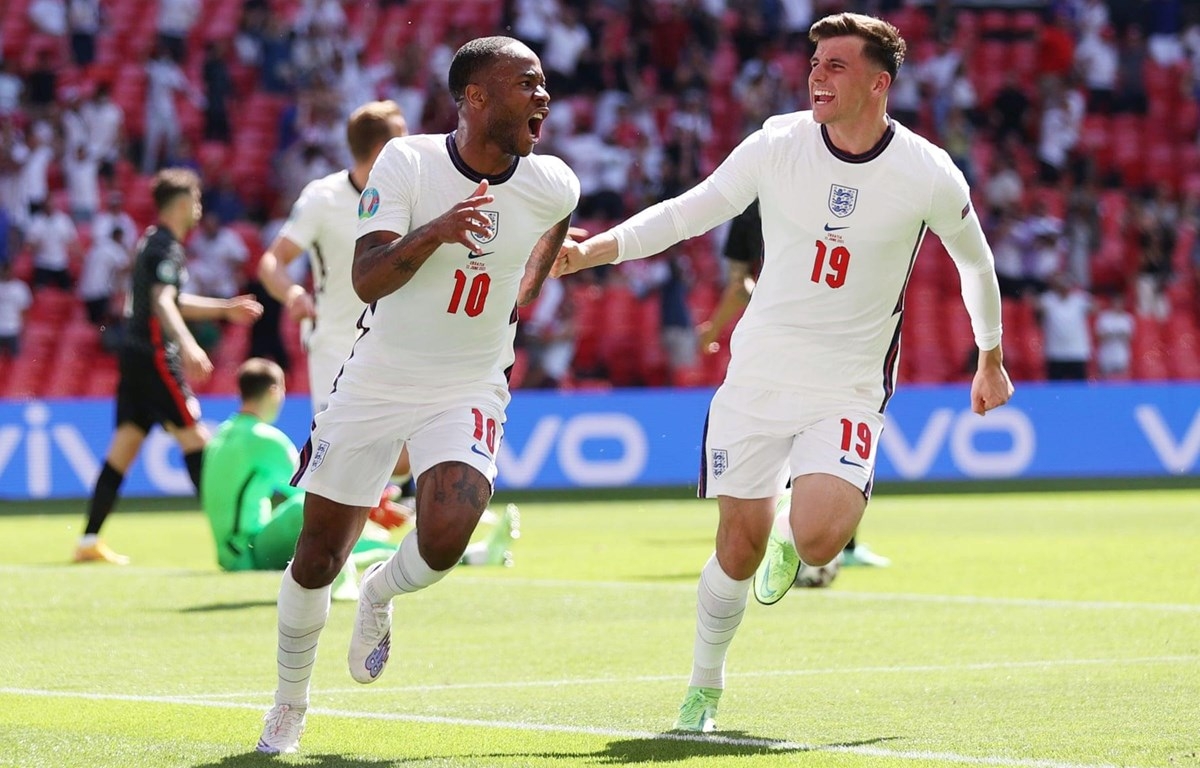 Sterling (số 10) ăn mừng sau khi ghi bàn thắng cho tuyển Anh để giành chiến thắng trước Croatia. Nguồn: Reuters