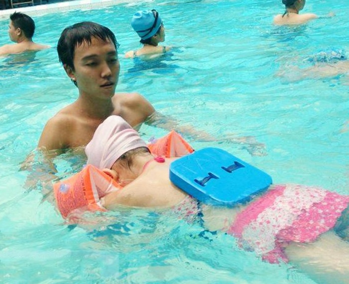 Tập bơi rèn luyện sức bền cho trẻ