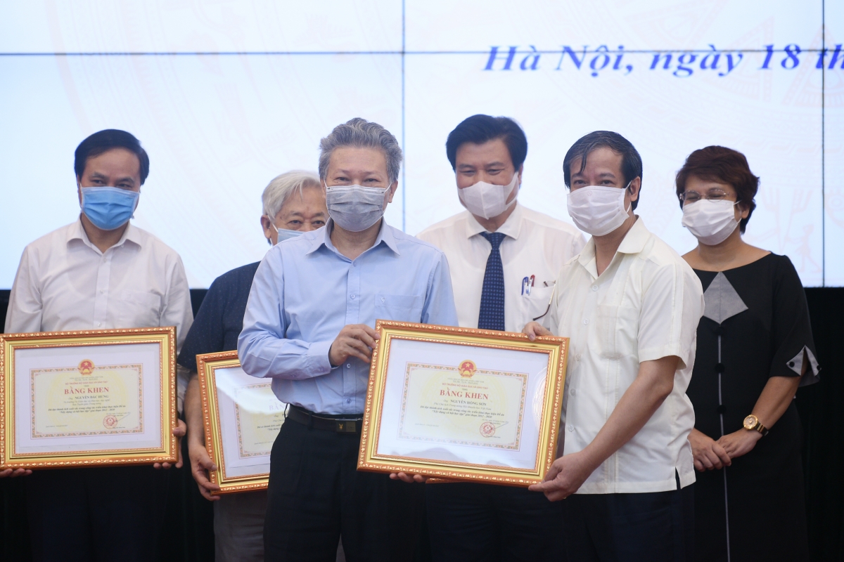 Bộ trưởng PGS.TS Nguyễn Kim Sơn tặng bằng khen cho các tập thể, cá nhân có thành tích xuất sắc triển khai đề án “Xây dựng xã hội học tập giai đoạn 2012-2020”