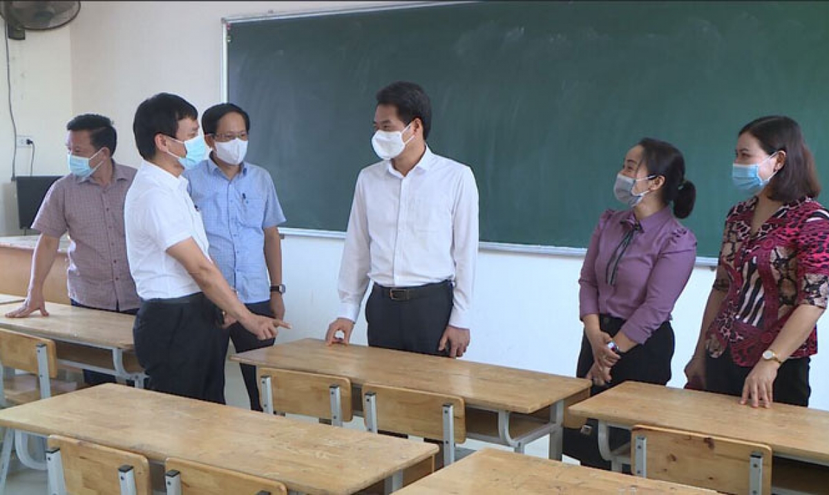 Trưởng ban Nội chính Thành ủy Nguyễn Quang Đức kiểm tra tại điểm thi Trường THPT Ngọc Tảo (huyện Phúc Thọ).