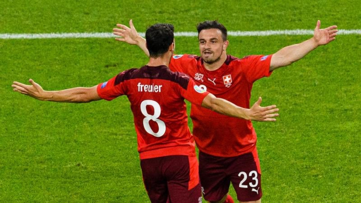 Thụy Sĩ đã giành vé vào vòng 16 đội trong ngày Shaqiri tỏa sáng