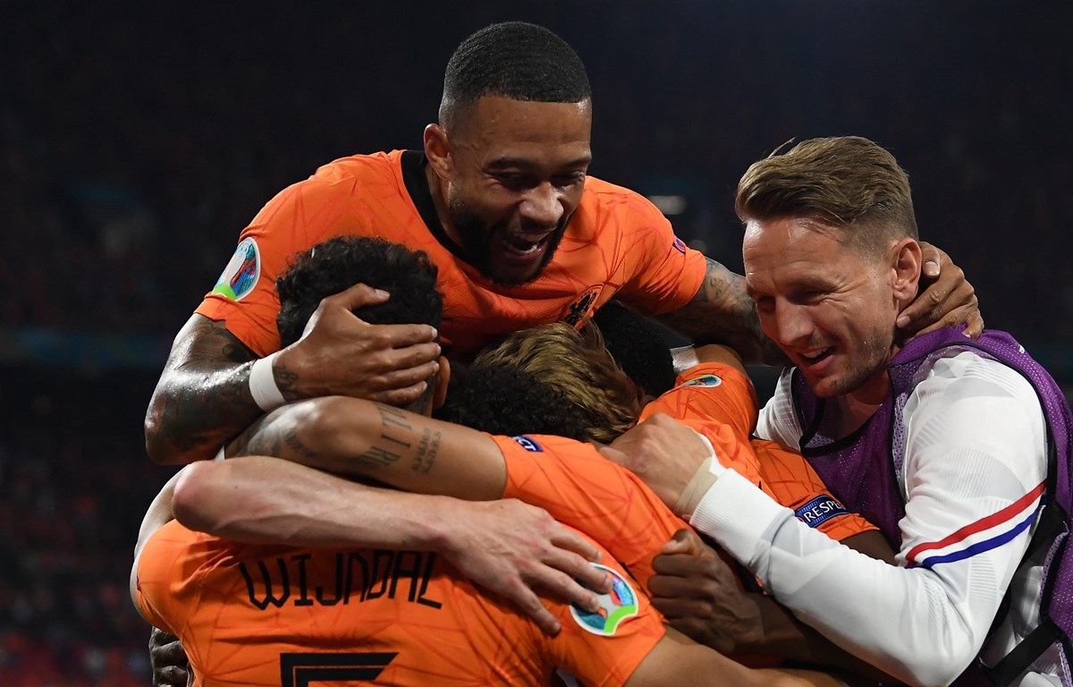 Các cầu thủ Hà Lan vui mừng sau chiến thắng 