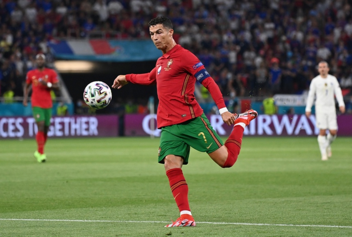 Cristiano Ronaldo dẫn đầu cuộc đua Vua phá lưới EURO 2020 với 5 bàn thắng