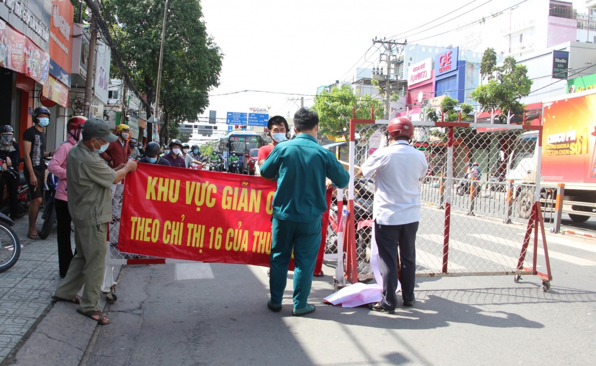 Trước đó, từ ngày 31-5, TP Hồ Chí Minh đã thực hiện giãn cách xã  hội theo Chỉ thị 15.
Riêng đối với quận Gò Vấp và phường Thạnh Lộc (quận 12) áp dụng giãn cách theo Chỉ thị 16.