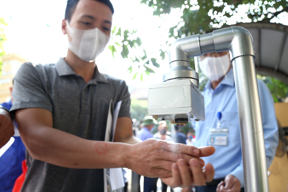 Máy phun cồn tự động do nhân viên y tế Bệnh viện Hữu nghị Việt Đức sáng chế giúp người bệnh, người nhà người bệnh và nhân viên bệnh viện phòng chống dịch Covid-19