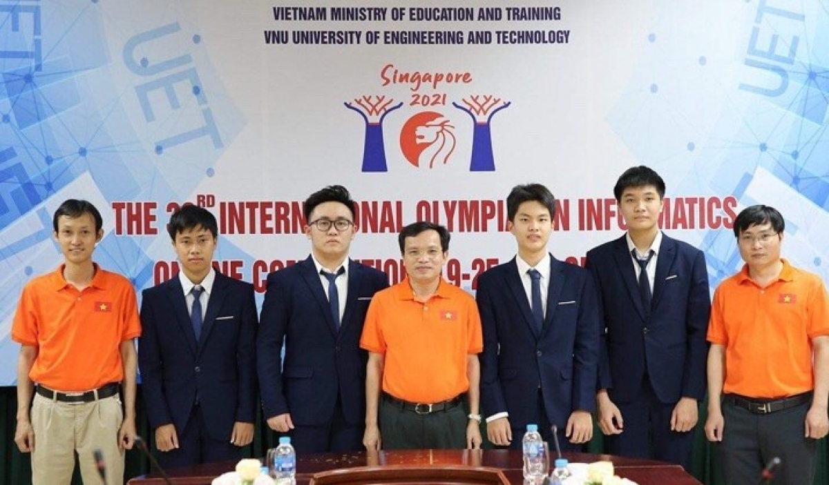 PGS.TS Mai Văn Trinh, Cục trưởng cục quản lý chất lượng (Bộ GD-ĐT) cùng các thầy giáo chúc mừng 4 thí sinh đội tuyển Quốc gia Việt Nam đoạt HCB Olympic Tin học quốc tế năm 2021.