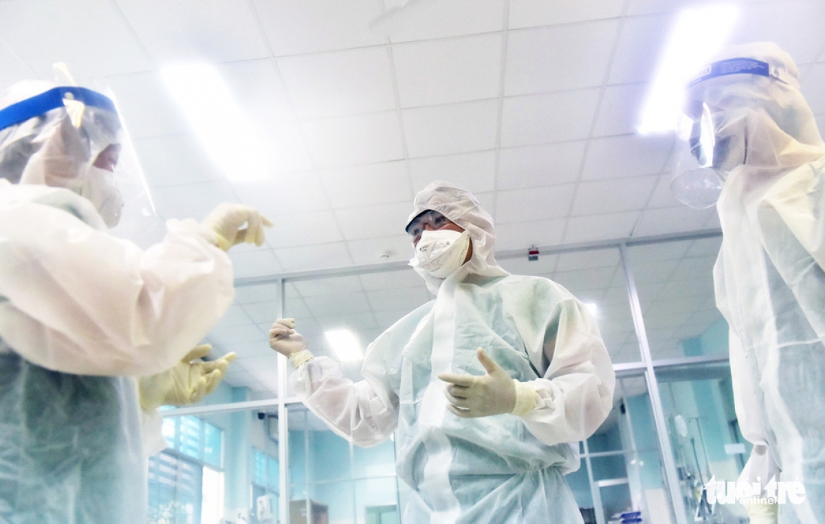 Bác sĩ Trần Chánh Xuân - Giám đốc BV huyện Củ Chi - trực tiếp vào trong phòng cách ly chỉ đạo tình hình trong phòng điều trị bệnh nhân nhiễm COVID-19