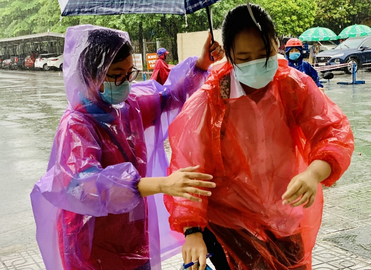 Hơn 93.000 thí sinh của Hà Nội đã trải qua một kỳ thi tuyển sinh "đặc biệt". Kỳ thi diễn ra trong bối cảnh dịch Covid-19 diễn biến phức tạp, trước các buổi thi đều có mưa lớn.
