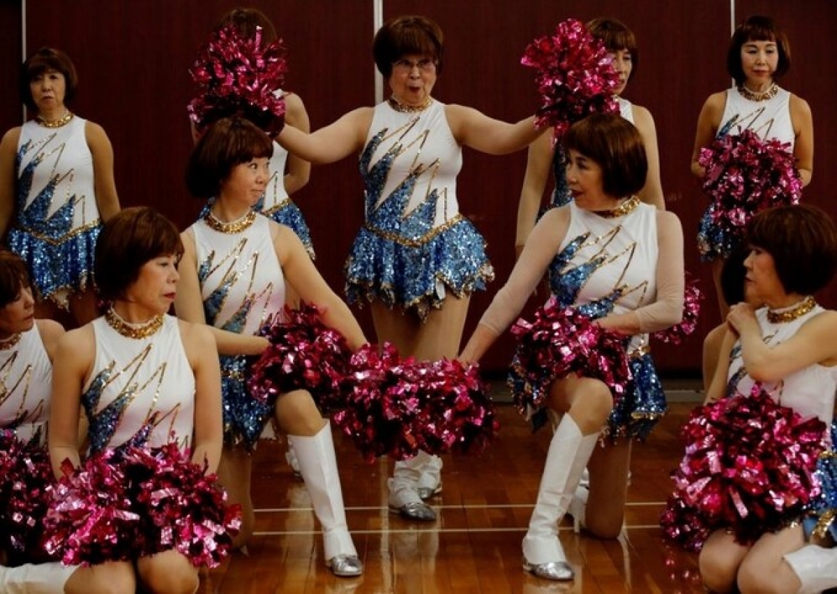 Nhóm Japan Pom Pom chụp ảnh kỷ niệm trước một buổi biểu diễn online ở Tokyo