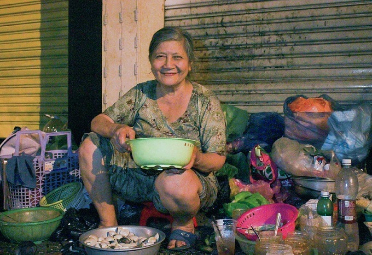 Quán ốc trên vỉa hè của bà Lài chỉ bán 4 món ốc và trứng vịt lộn, giá từ 30 - 50 nghìn đồng một phần