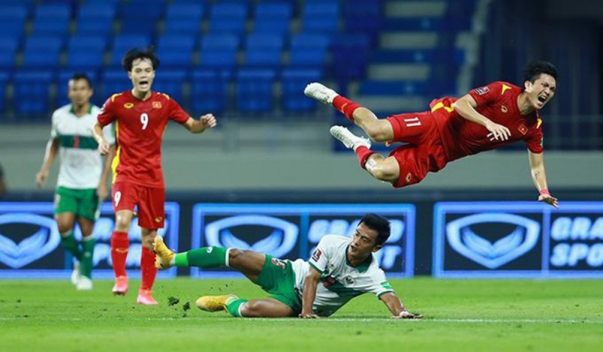 Pha vào bóng bằng gầm giày của tuyển thủ Indonesia khiến Tuấn Anh bị chấn thương (ảnh Internet)