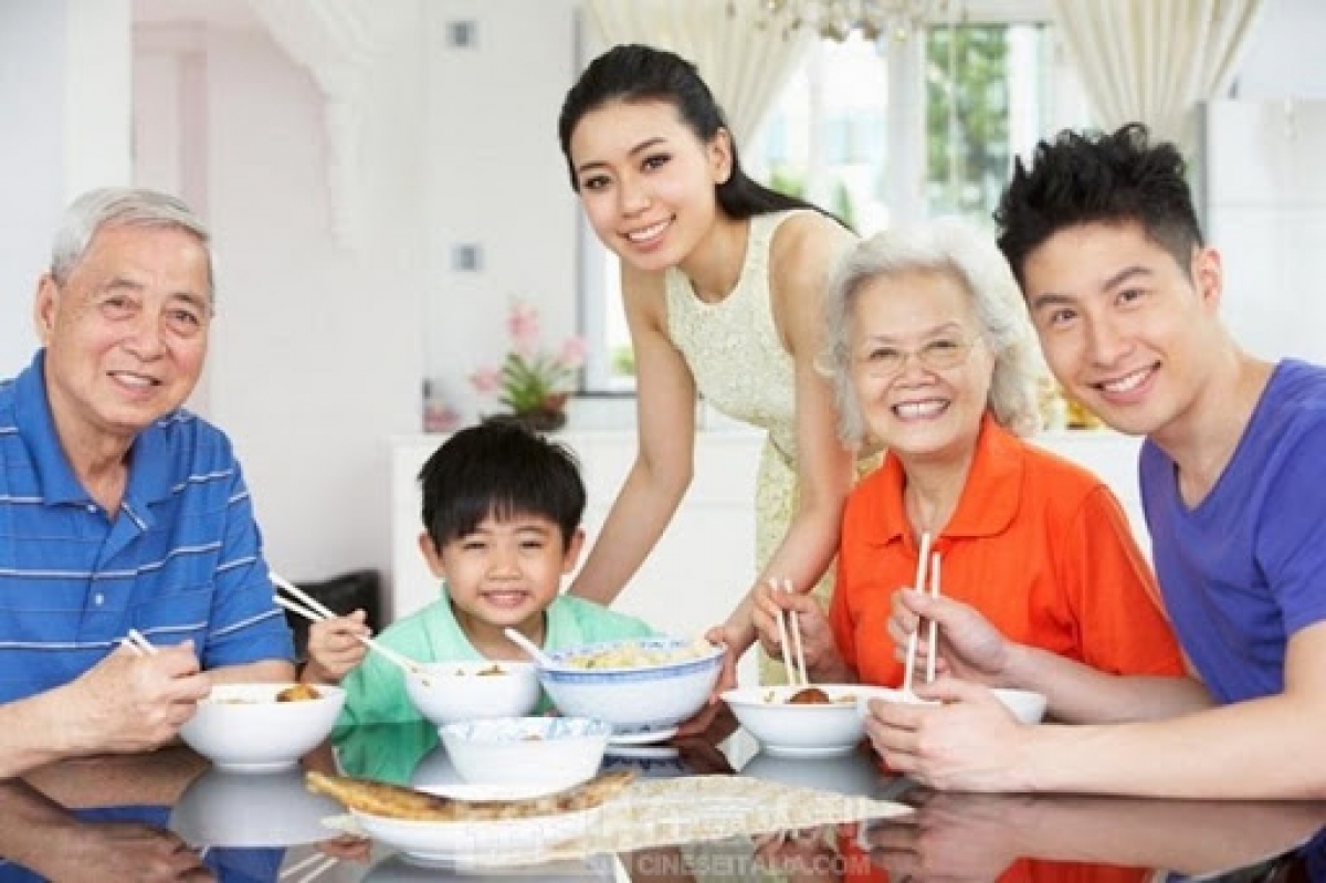 Bữa cơm gia đình ấm áp là niềm vui của người cao tuổi