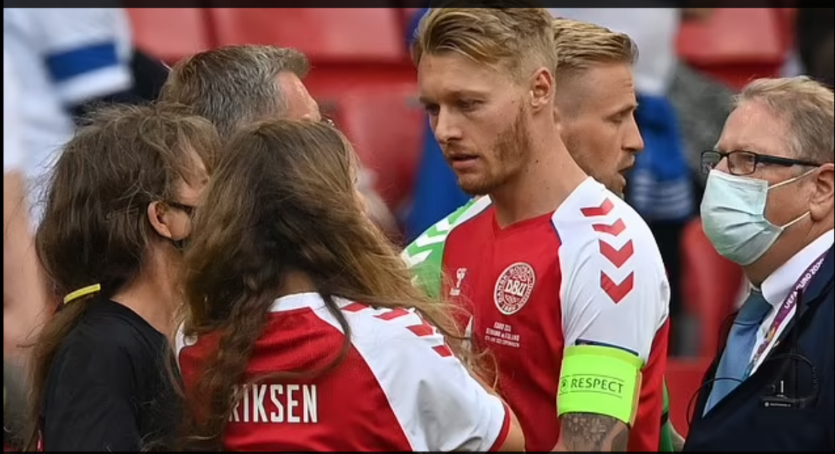 Trung vệ đội trưởng tuyển Đan Mạch, Simon Kjaer, cố gắng động viên vợ của Eriksen