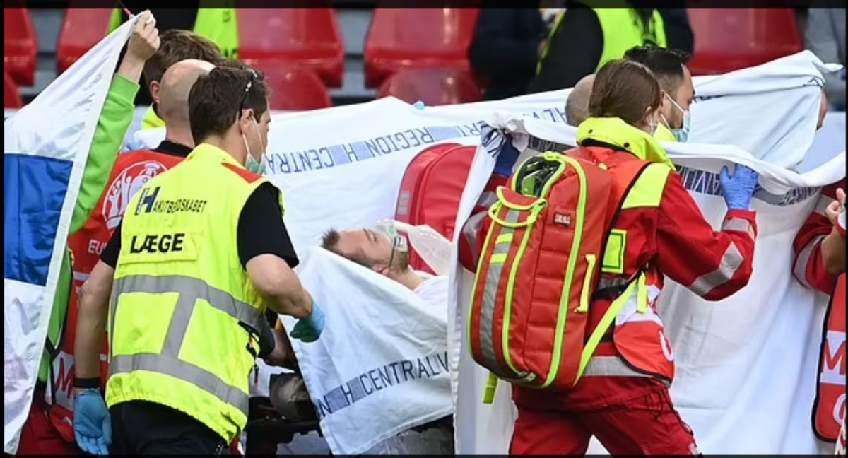 Sau 5 phút tim ngừng đập, Eriksen đã tỉnh trở lại trên đường được đưa ra khỏi SVĐ đến bệnh viện