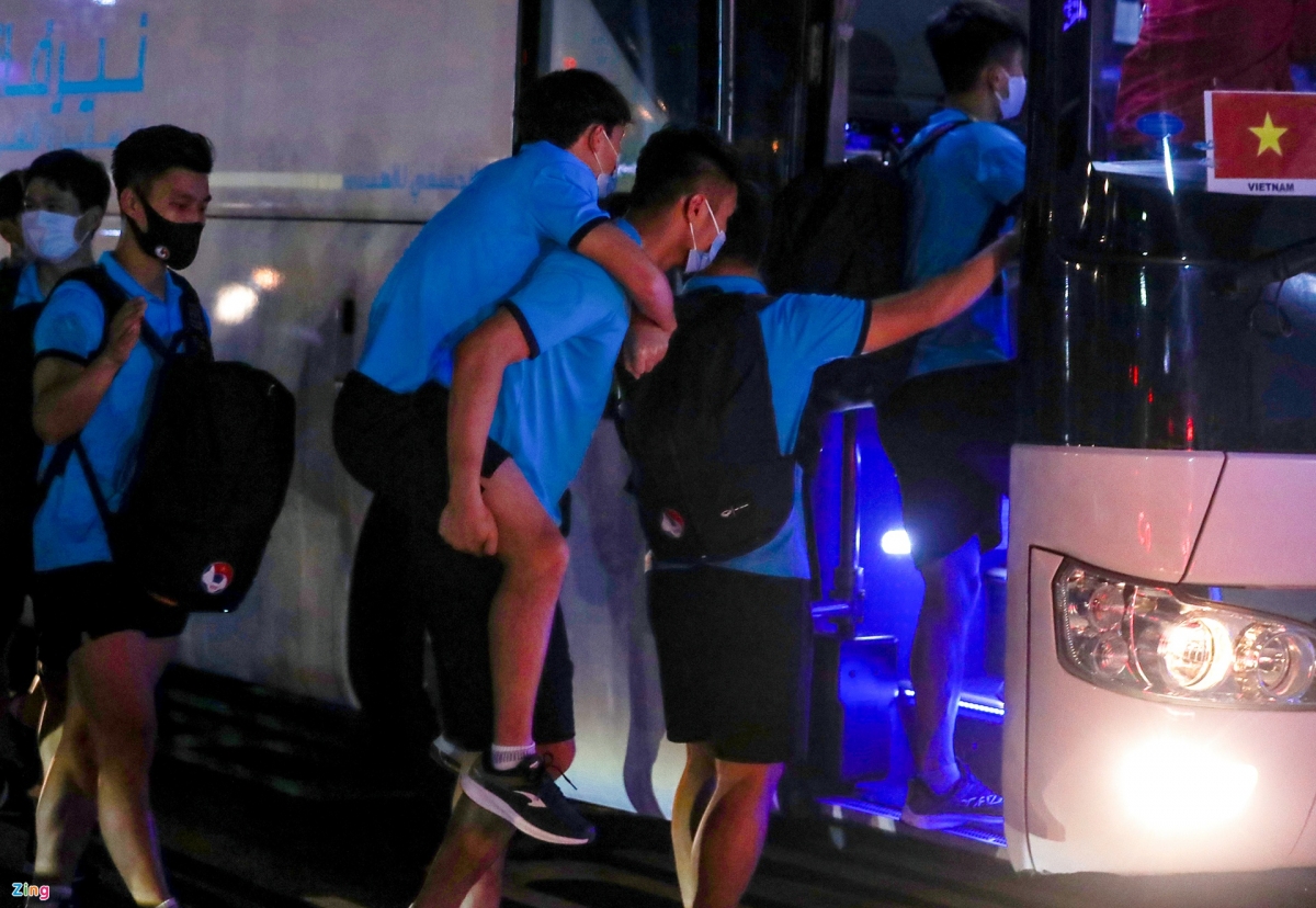 Văn Toàn được đồng đội cõng lên xe sau trận đấu với Indonesia (ảnh Internet)