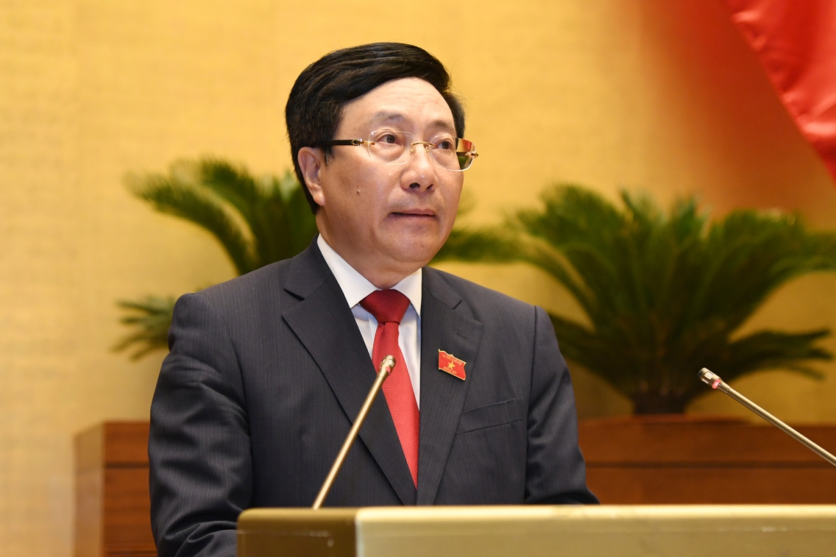 Ủy viên Bộ Chính trị, Phó Thủ tướng Chính phủ Phạm Bình Minh báo cáo tại kỳ họp thứ nhất, Quốc hội khóa XV sáng 22/7. Ảnh: VGP