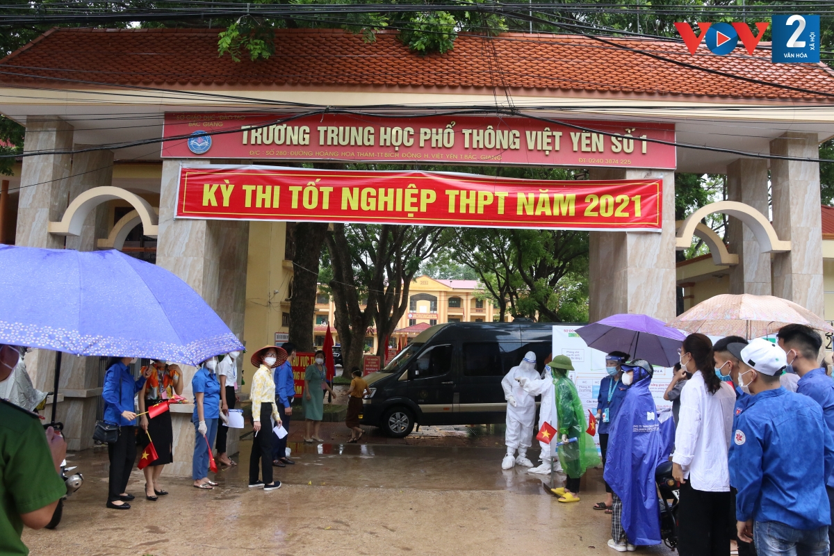 Đầu giờ chiều, khu vực huyện Việt Yên 1 mưa to. Tuy nhiên, các thí sinh vẫn đến địa điểm thi đúng giờ
 