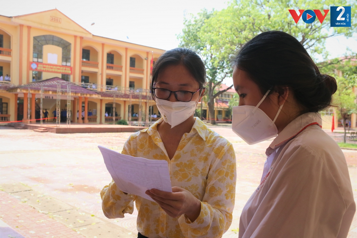 Cô giáo Nguyễn Thị Thu Trang, Hiệu trưởng trường tiểu học, THCS, THPT Nguyễn Bỉnh Khiêm hỗ trợ thí sinh làm thủ tục dự thi
