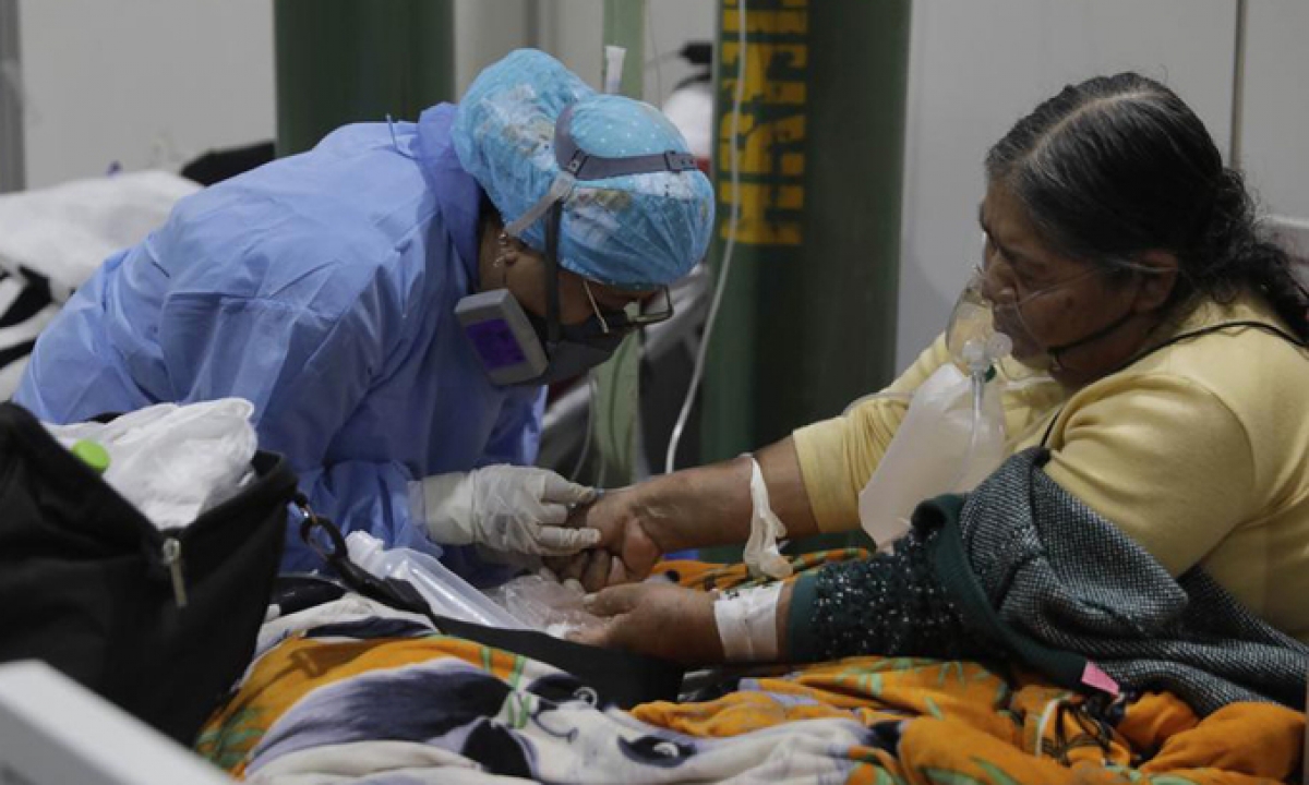 Y tá chăm sóc bệnh nhân trong phòng điều trị Covid-19 tại bệnh viện Honorio Delgado ở Arequipa, Peru, hôm 24/6. Ảnh: AP.