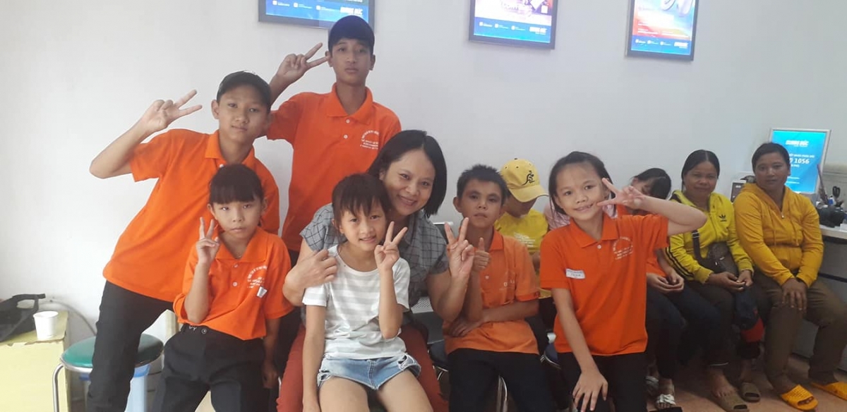 Chị Chử Thanh Hương với các em khiếm thính ở phòng học kĩ năng