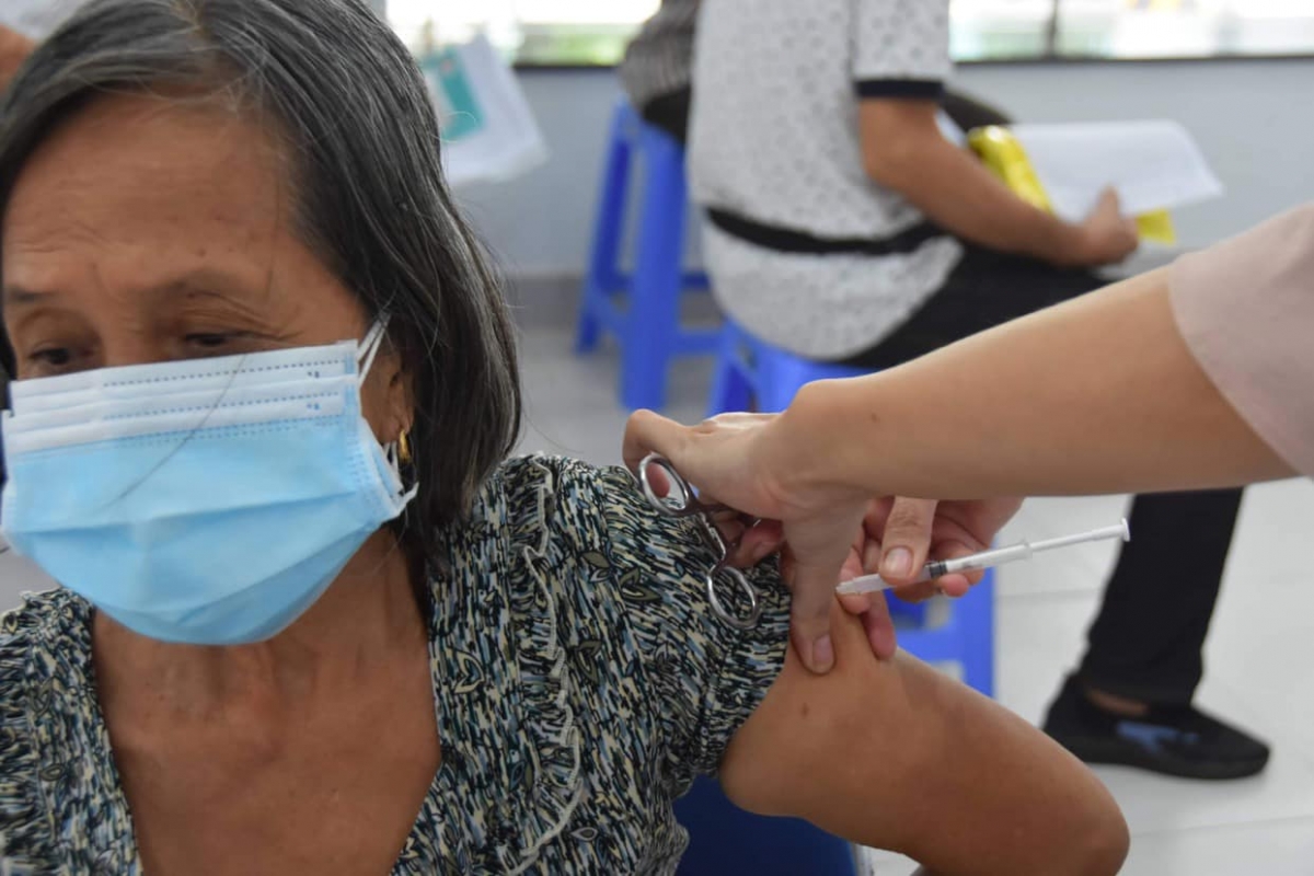 Người trên 65 tuổi ở TP HCM được tiêm vaccine phòng Covid-19