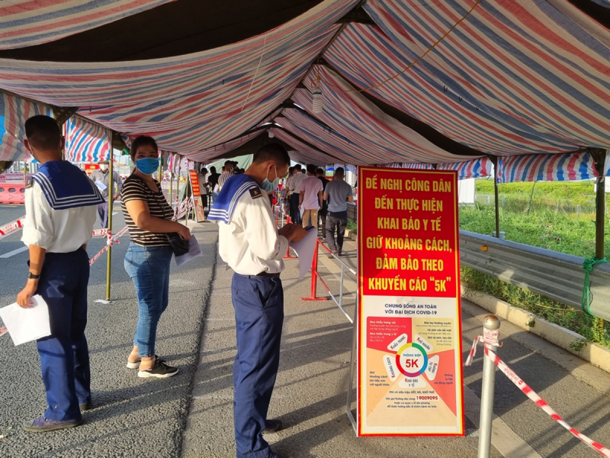 Người dân ra vào Quảng Ninh thực hiện khai báo tại các trạm kiểm dịch