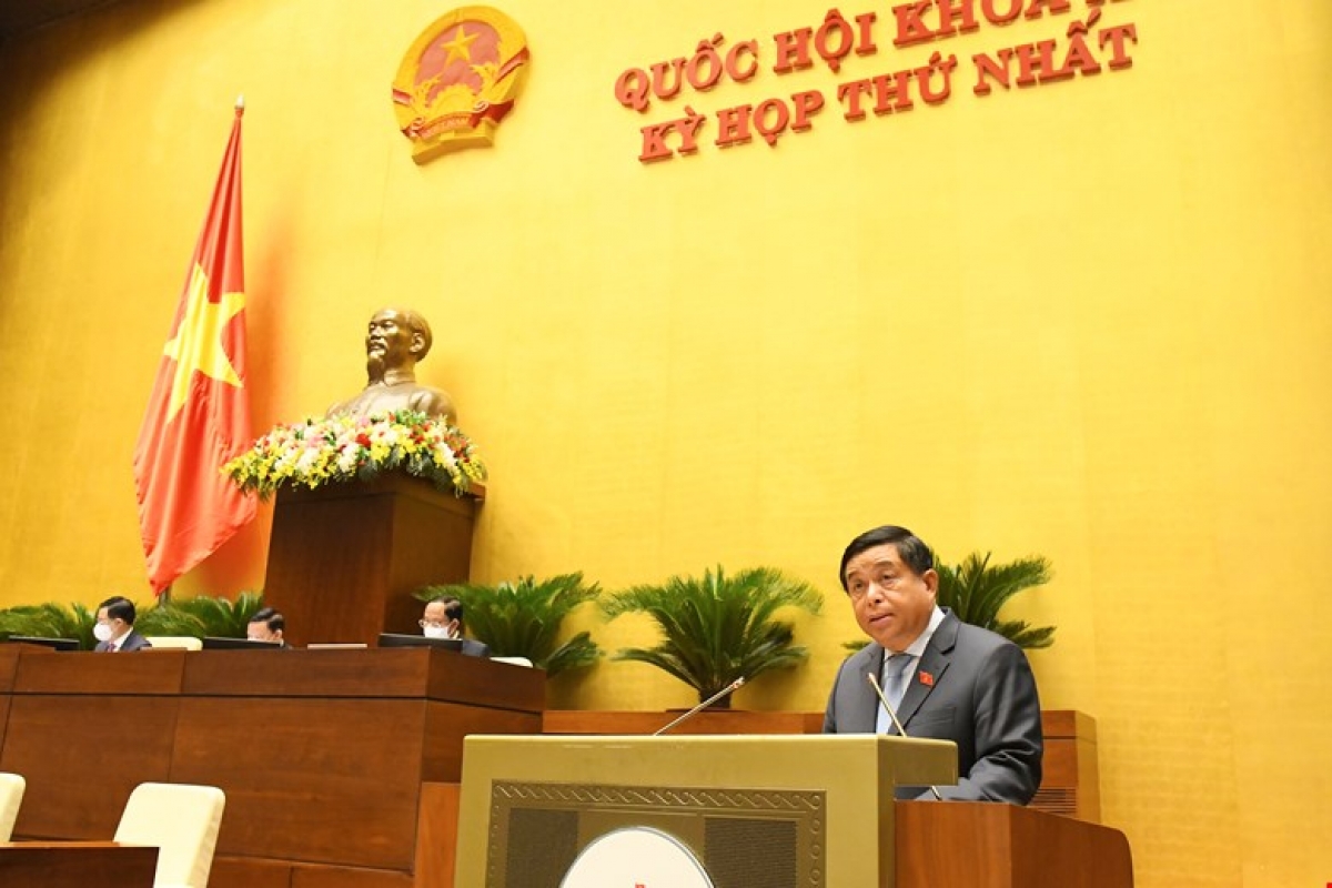 Bộ trưởng Bộ Kế hoạch và Đầu tư Nguyễn Chí Dũng trình bày báo cáo tại Quốc hội ngày 22/7