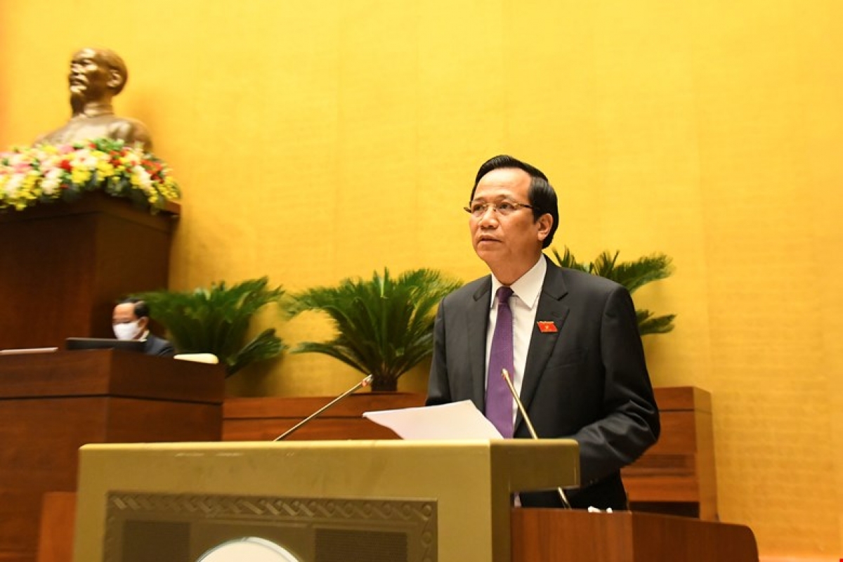 Bộ trưởng Bộ Lao động - Thương binh và Xã hội nhiệm kỳ 2016-2021 Đào Ngọc Dung, thừa ủy quyền của Thủ tướng Chính phủ, trình bày Tờ trình về chủ trương đầu tư Chương trình mục tiêu quốc gia Giảm nghèo bền vững giai đoạn 2021-2025.