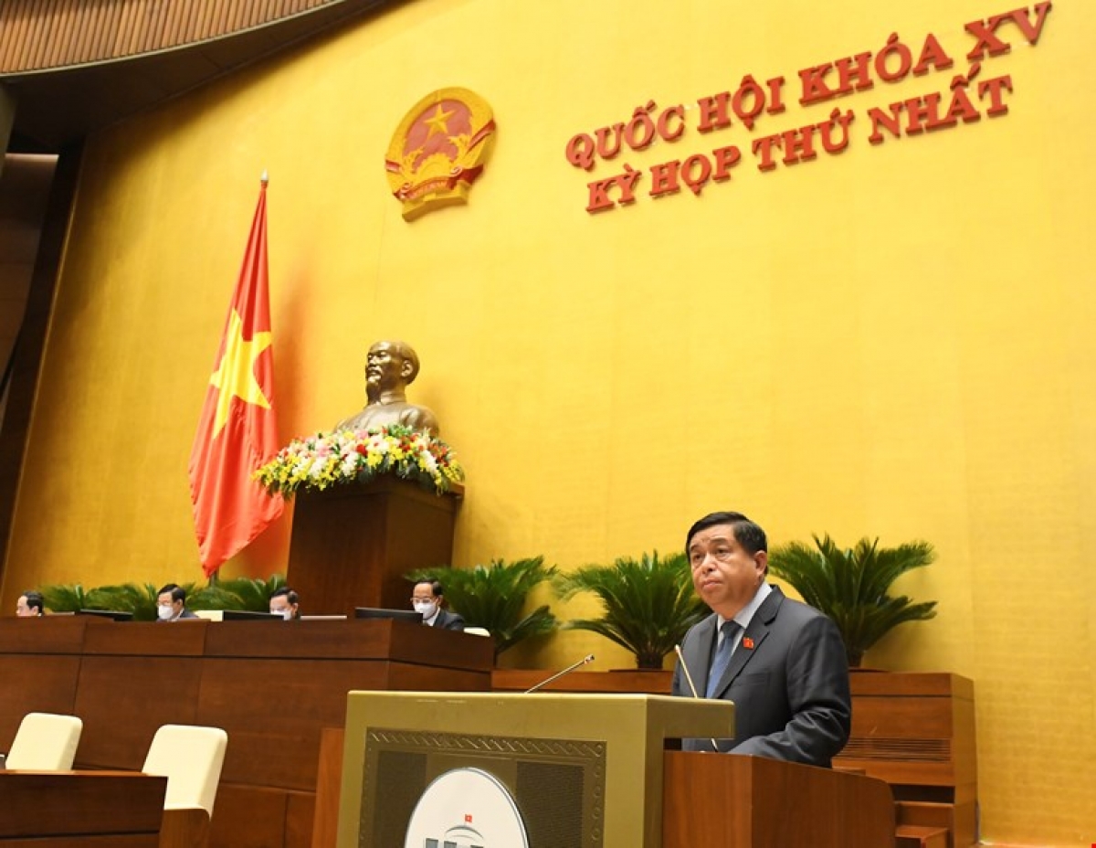 Bộ trưởng Bộ Kế hoạch và Đầu tư nhiệm kỳ 2016-2021 Nguyễn Chí Dũng, thừa ủy quyền của Thủ tướng Chính phủ, trình bày Tờ trình về kế hoạch đầu tư công trung hạn giai đoạn 2021-2025