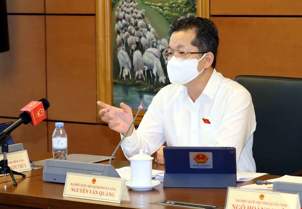 Đại biểu Nguyễn Văn Quảng - Trưởng Đoàn ĐBQH thành phố Đà Nẵng thảo luận tại tổ.